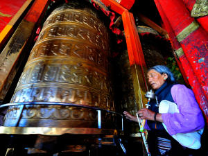 Une femme prie dans un temple bouddhiste à Lhassa