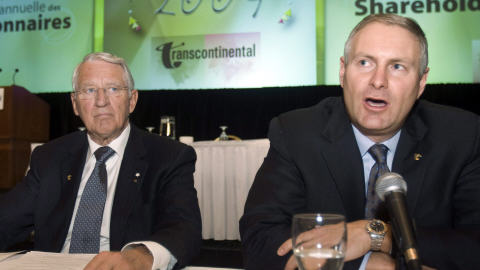 Le fondateur de Transcontinental, R�mi Marcoux, et son pr�sident et chef de la direction, Fran�ois Olivier, lors de l'annonce des compressions en f�vrier dernier (archive)