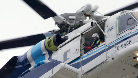 Un survivant du crash de l'hélicoptère est secouru au large de Terre-Neuve.