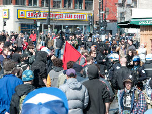 Foule rassemblée au métro Mont-Royal pour la manifestation contre la brutalité policière