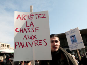 Affiche tenue par un manifestant lors de la manifestation contre la brutalité policière à Montréal