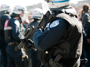 Policier armé lors de la manifestation contre la brutalité policière à Montréal