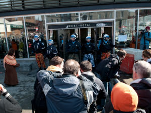 Policiers bloquant l'entrée du métro lors de la manifestation contre la brutalité policière à Montréal