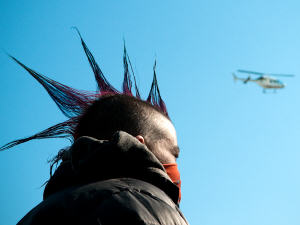 Un punk lors de la manifestation contre la brutalité policière à Montréal