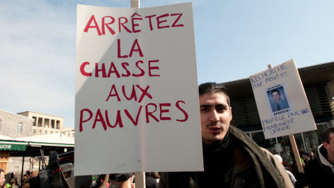 Affiche tenue par un manifestant lors de la manifestation contre la brutalité policière à Montréal