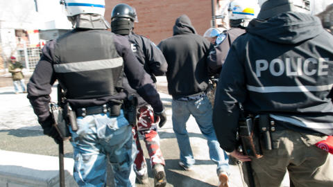 Arrestation lors de la manifestation contre la brutalit� polici�re � Montr�al