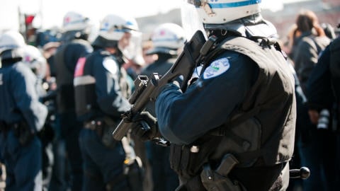 Policier armé lors de la manifestation contre la brutalité policière à Montréal