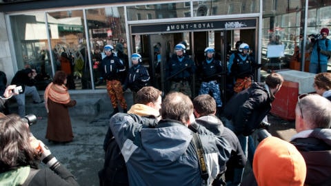 Policiers bloquant l'entrée du métro lors de la manifestation contre la brutalité policière à Montréal