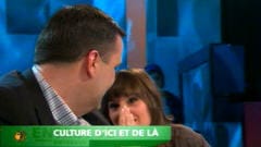 La chanteuse St�phanie Lapointe souffle une r�ponse � l'oreille du ministre Moore.