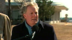 Jean Charest en conf�rence de presse