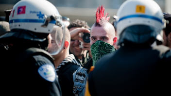 Un des jeunes participant � la manifestation (d�tail)