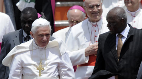 Le pape a �t� accueilli en Angola par le pr�sident du pays, Jose Eduardo Dos Santos. Beno�t XVI a press� le pays d'en faire davantage pour combattre la pauvret�.