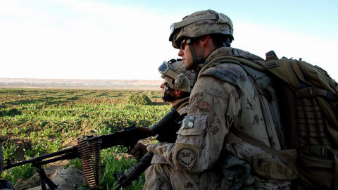 Le caporal-chef Scott Vernelli (� droite) le 7 mars 2009 dans le district de Zhari en Afghanistan
