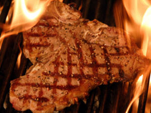 Un steak sur le barbecue