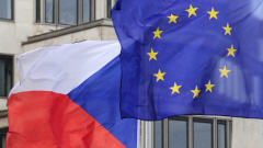 Les drapeaux de la République tchèque et de l'Union européenne.