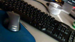 Une souris et un clavier d'ordinateur
