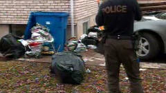 Des policiers fouillent les poubelles