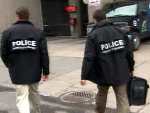 Des policiers se dirigent vers les bureaux de la FTQ