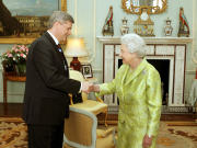 Stephen Harper est re�u par la reine Elisabeth II