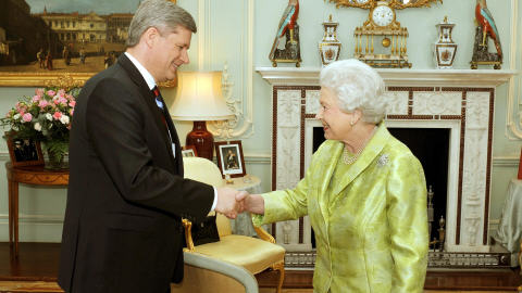 Stephen Harper est re�u par la reine Elisabeth II