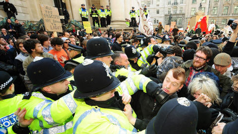 Escarmouche entre policiers et manifestants pr�s de la Bank of England.