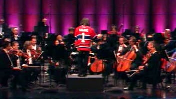Kent Nagano portant le chandail du Canadien