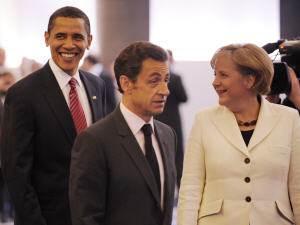 Le président américain Barack Obama avec, à l'avant-plan, son homologue français et la chancelière allemande.