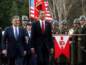 Le président turc Abdullah Gül et le président Obama passent la garde d'honneur en revue.