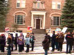 Une manifestation devant la maison de Pierre Karl Péladeau