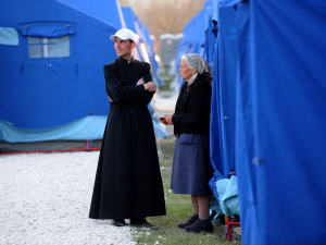 Scène captée dans les tentes fournies aux rescapés du séisme dans les Abruzzes.