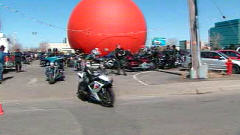 Motocyclistes devant le célèbre casse-croûte Orange Julep.