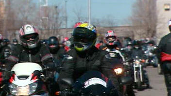 Des motocyclistes manifestent � Montr�al.