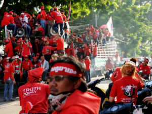 Des « chemises rouges » manifestent devant le ministère de l'Intérieur.