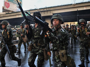 L'armée thaïlandaise intervient pour disperser les manifestants.