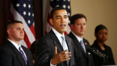 Le président Barack Obama accompagné de contribuables parle de fiscalité, dans l'édifice Eisenhower, à la Maison-Blanche.