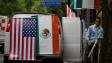 Des employ�s municipaux d�corent les rues en pr�vision de l'arriv�e du pr�sident Obama.