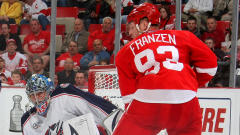 Johan Franzen devant Steve Mason