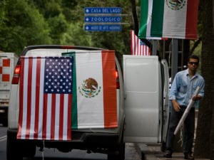 Des employés municipaux décorent les rues en prévision de l'arrivée du président Obama.