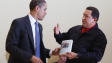 Hugo Chavez offre un livre sur l'Am�rique latine � Barack Obama.