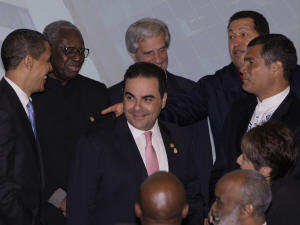 Hugo Chavez s'adresse à Barack Obama lors du Sommet des Amériques.