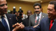 Le pr�sident am�ricain sert la main � son homologue v�n�zu�lien.
