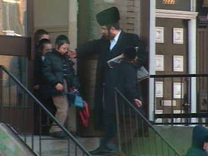 Des enfants hassidiques à la sortie de l'école.