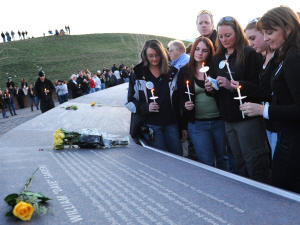 Des parents du professeur tué à Columbine se sont recueillis dimanche devant une plaque commémorative.