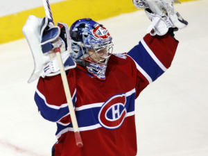 Carey Price lève les bras après un arrêt de routine.