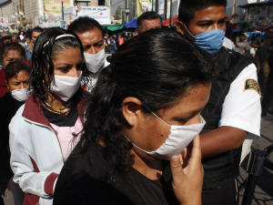 Des Mexicains se présentent avec un masque à l'Hôpital général de Mexico.