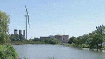 Une �olienne et une centrale nucl�aire