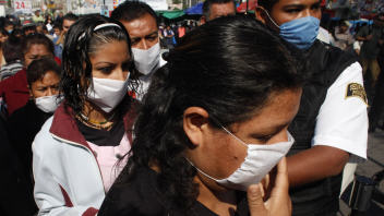 Des Mexicains se pr�sentent avec un masque � l'H�pital g�n�ral de Mexico.
