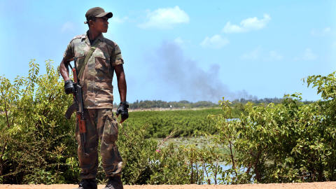 Un soldat sri lankais dans la zone de combat