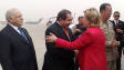 La secr�taire d'�tat am�ricaine Hillary Clinton est accueillie par le ministre irakien des Affaires �trang�res Hoshyar Zebari � sa descente d'avion.