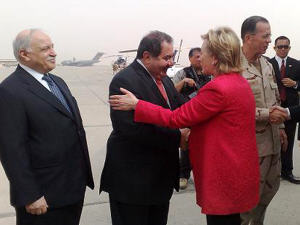 La secrétaire d'État américaine Hillary Clinton est accueillie par le ministre irakien des Affaires étrangères Hoshyar Zebari à sa descente d'avion.